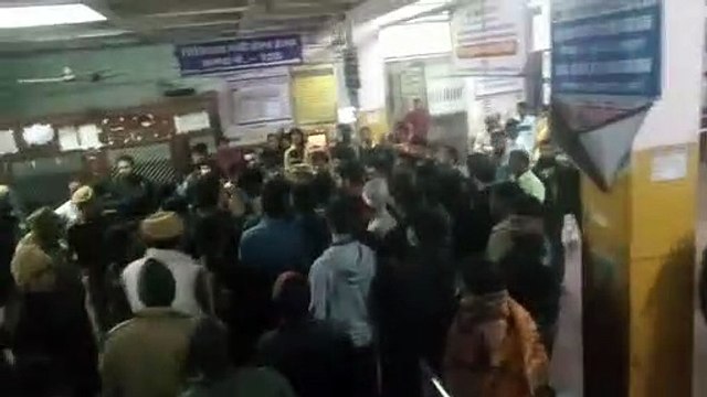 कोटा के एमबीएस अस्पताल महिला मरीज की मौत के बाद देर रात जमकर हुआ हंगामा, इमरजेंसी रूम में तोडफ़ोड़