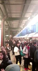 Marmaray'da seferler yapılamadı, duraklarda kalabalık oluştu