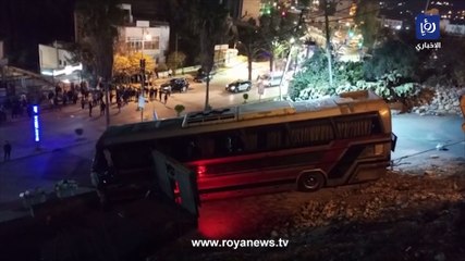 انقلاب "جرافة" أثناء محاولتها سحب حافلة سياح عالقة في جرش