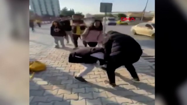 Liseli kızların kavgasını arkadaşları sosyal medyada paylaştı