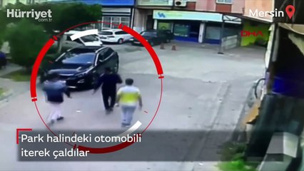 Sokakta park halindeki otomobili iterek çalan şüpheliler kamerada