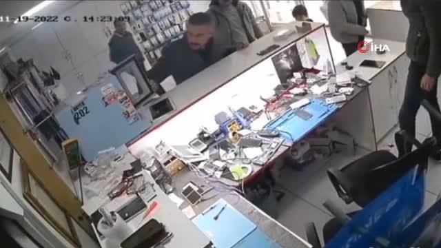 Cep telefonu bomba gibi patladı...O anlar kamerada