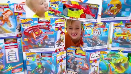 Vlad Niki dan Chris bermain mobil Hot Wheels dan membangun Kota