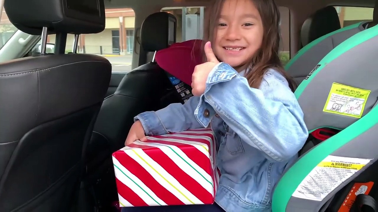 Papá Noel sorprende a los padres con regalos de Navidad | Santa conduciendo en mi auto