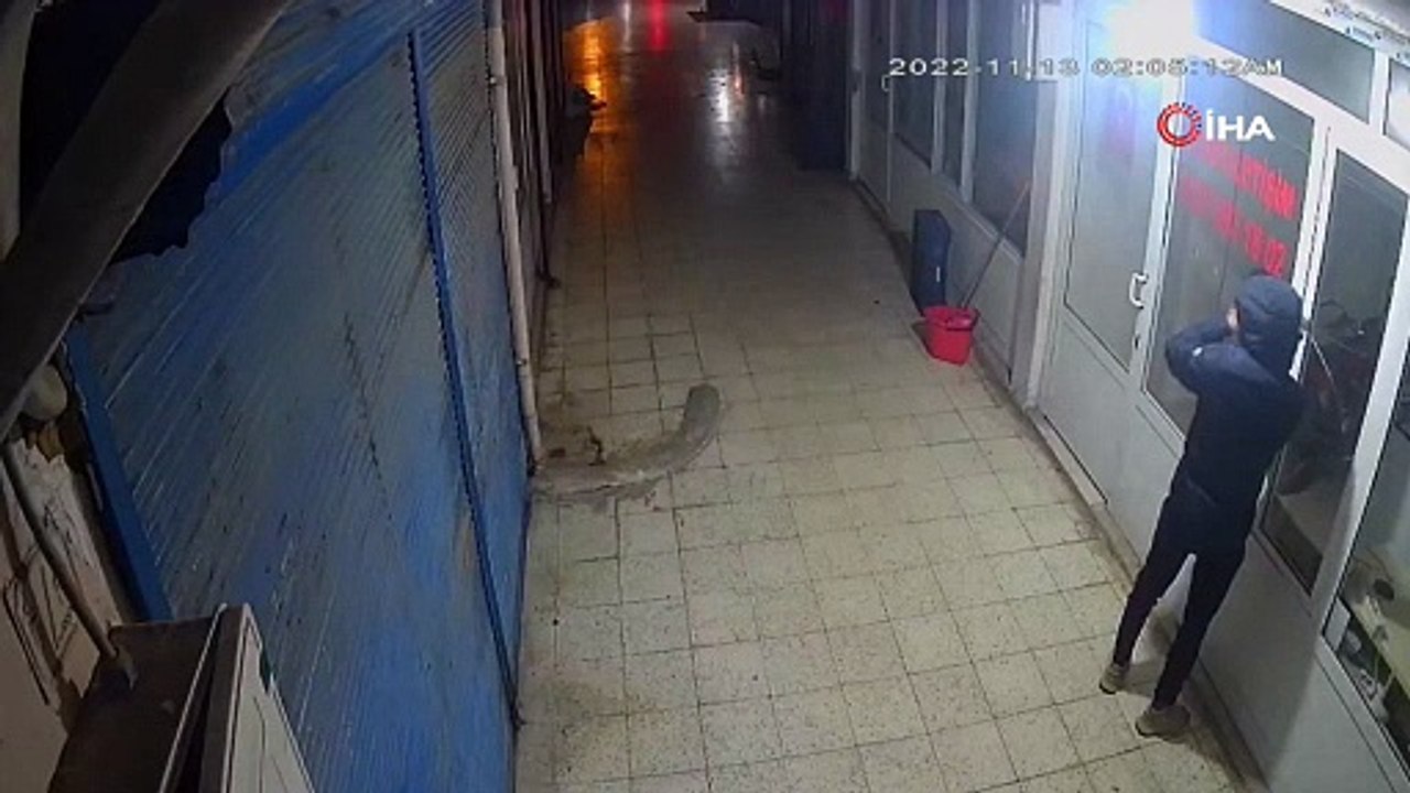 Dükkana pencereden giren hırsız, poşet dolusu cep telefonu çaldı
