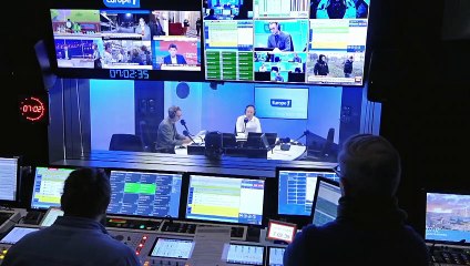 «Vous portez la République» : face aux maires, Macron tente la séduction et défend son bilan