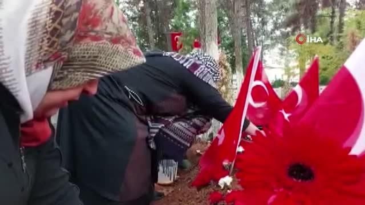 En acı öğretmenler günü... Teröristlerin roketli saldırısında şehit olan öğretmen Ayşenur Alkan mezarı başında anıldı