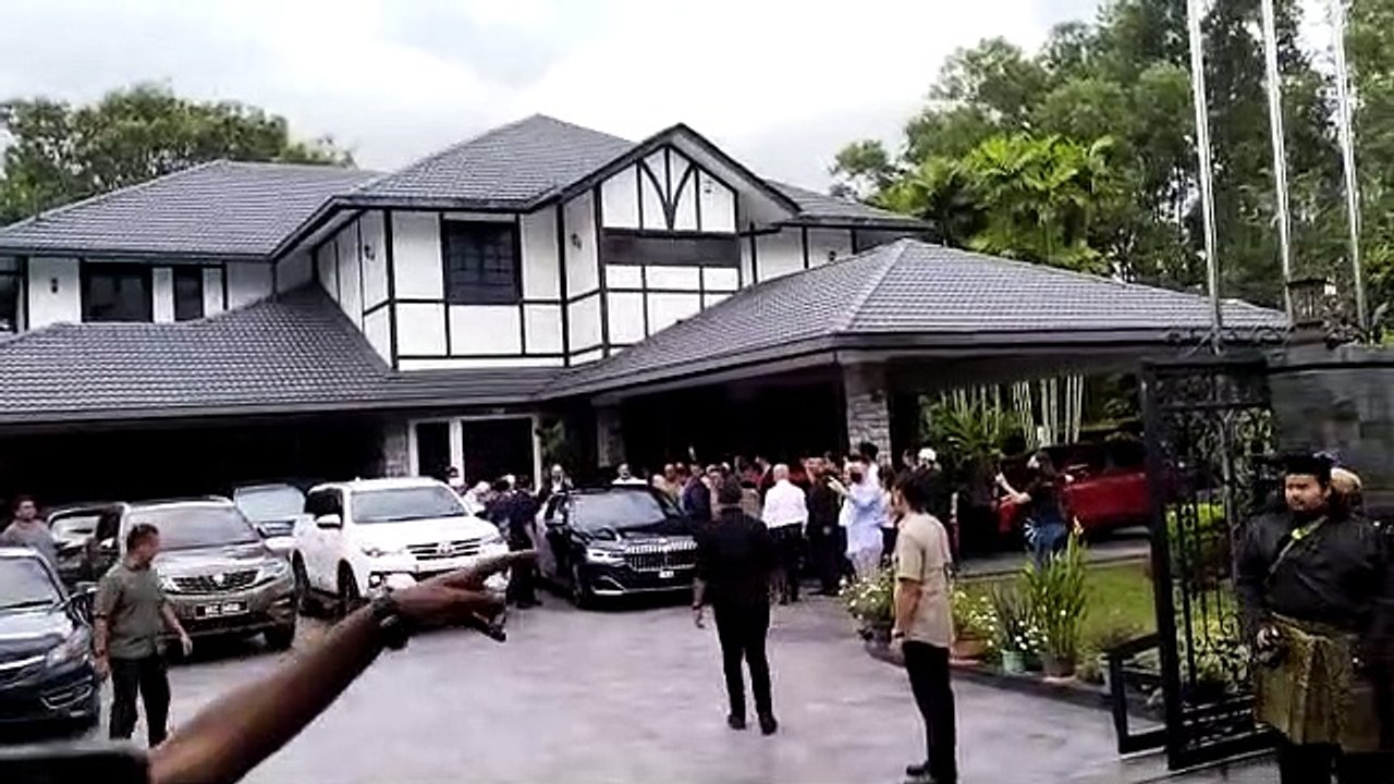Datuk Seri Anwar Ibrahim leaves his home for swearing-in ceremony at ...