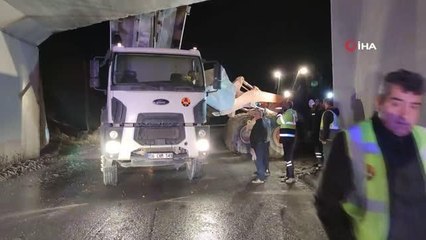 Damperi açık unutulan kamyon köprüye takılıp kaldı