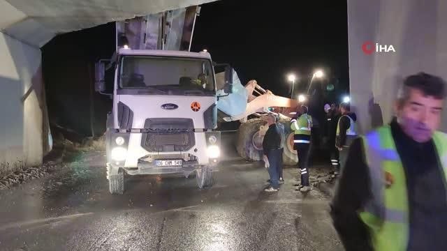 Damperi açık unutulan kamyon köprüye takılıp kaldı