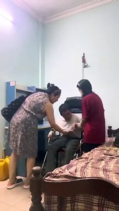 Nỗ lực nhiều năm, cô gái đón bố tai biến về chăm sóc: Tết này gia đình mình có nhau