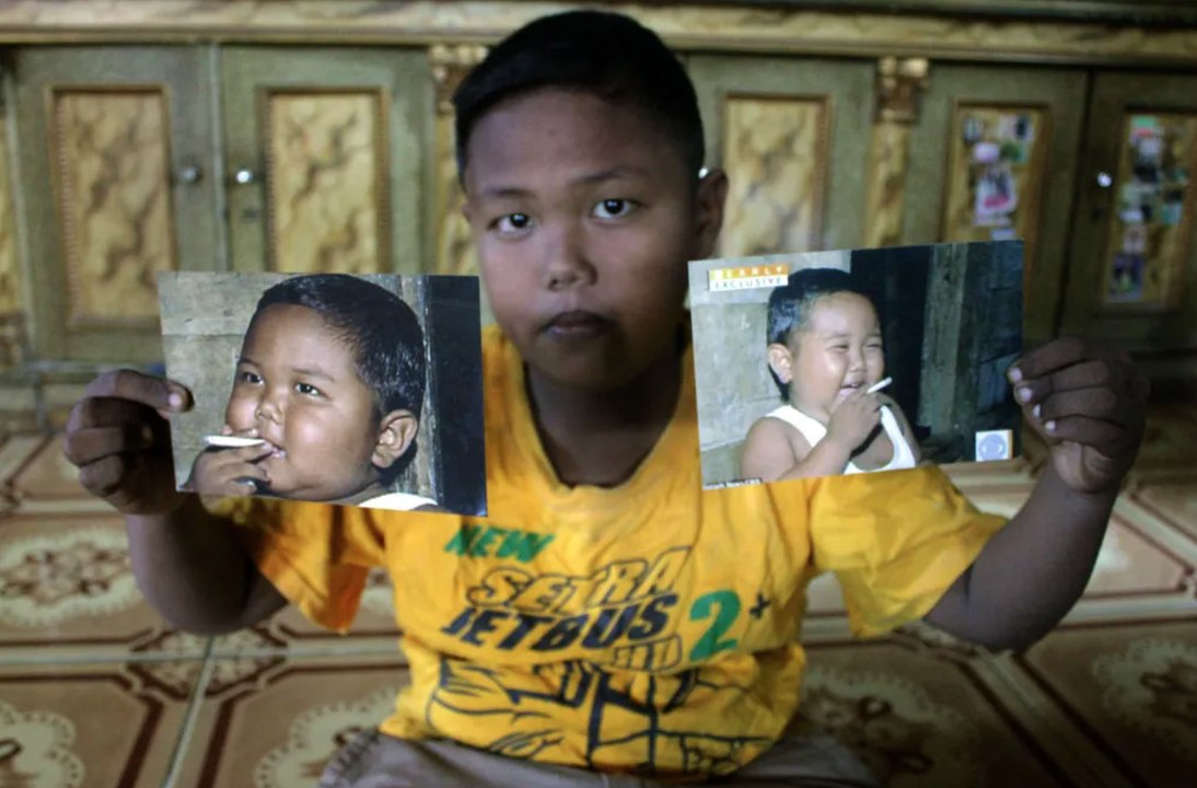 Connu car il fumait 40 cigarettes par jour à seulement 2 ans, voici à quoi il ressemble 7 ans plus tard