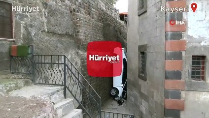 Kayseri’de 2'si öğretmen 3 kişinin bulunduğu otomobil otoparktan aşağı uçtu, dik bir şekilde kaldı