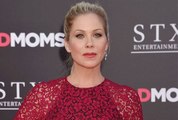 Christina Applegate malade : « J’ai pris 18 kilos, je ne peux pas marcher sans canne »… A 50 ans, elle souffre de sclérose en plaques