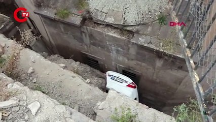 Öğretmenler Günü'nde feci kaza, 5 metreden düşen otomobil 2 duvar arasına sıkıştı: 2’si öğretmen, 3 yaralı