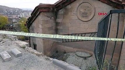 Korkulukları yıkıp, iki duvar arasına sıkıştı!