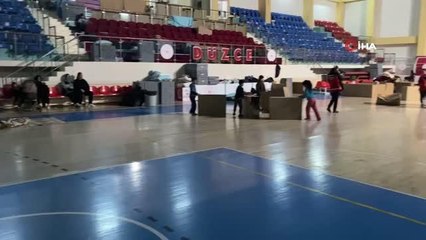 Depremzedeler spor salonlarına sığındı