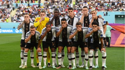 DFB-Spieler halten sich den Mund zu