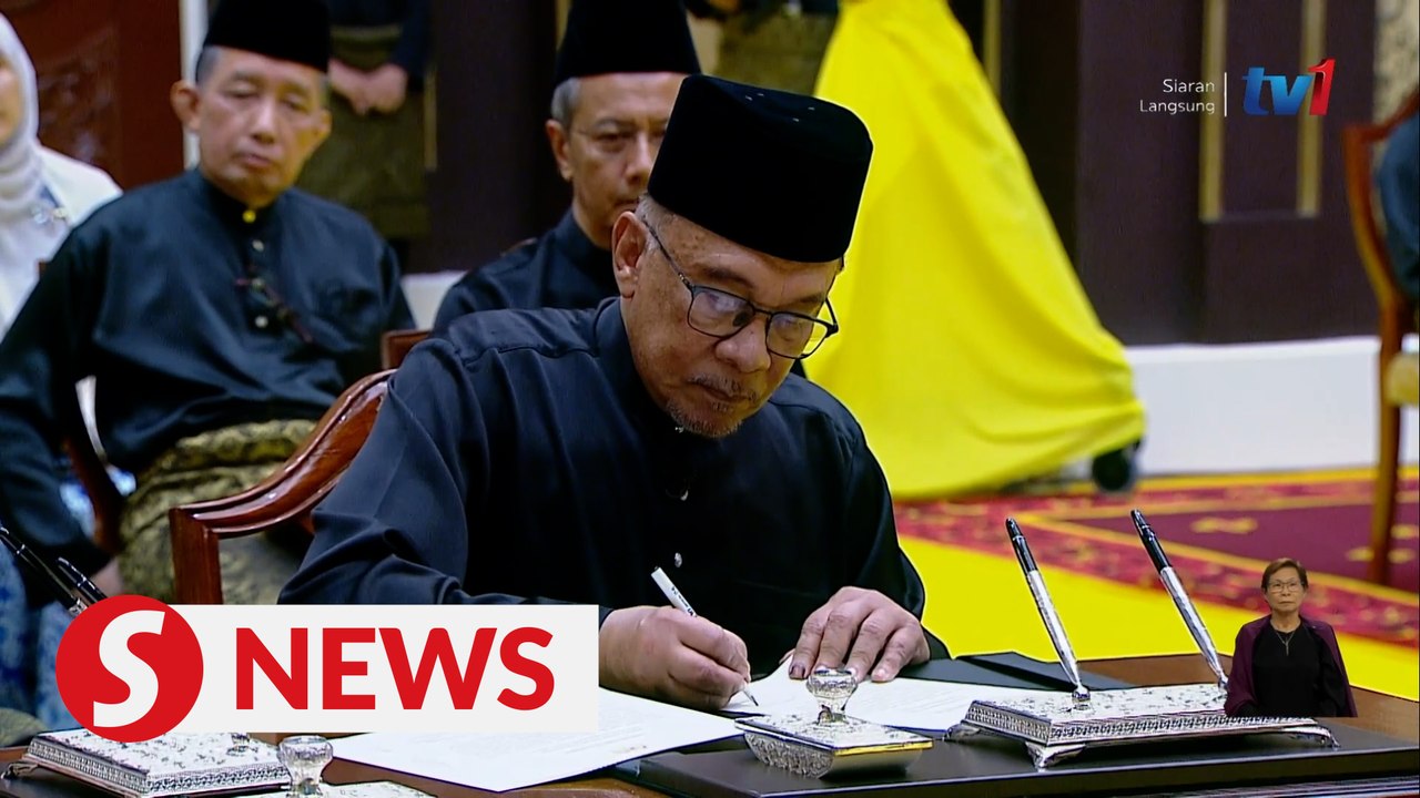 Anwar takes oath as Malaysia's 10th Prime Minister
