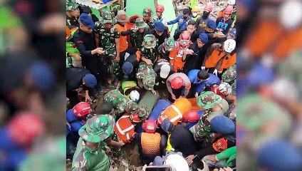 Menino de 6 anos é resgatado dois dias após terremoto na Indonésia