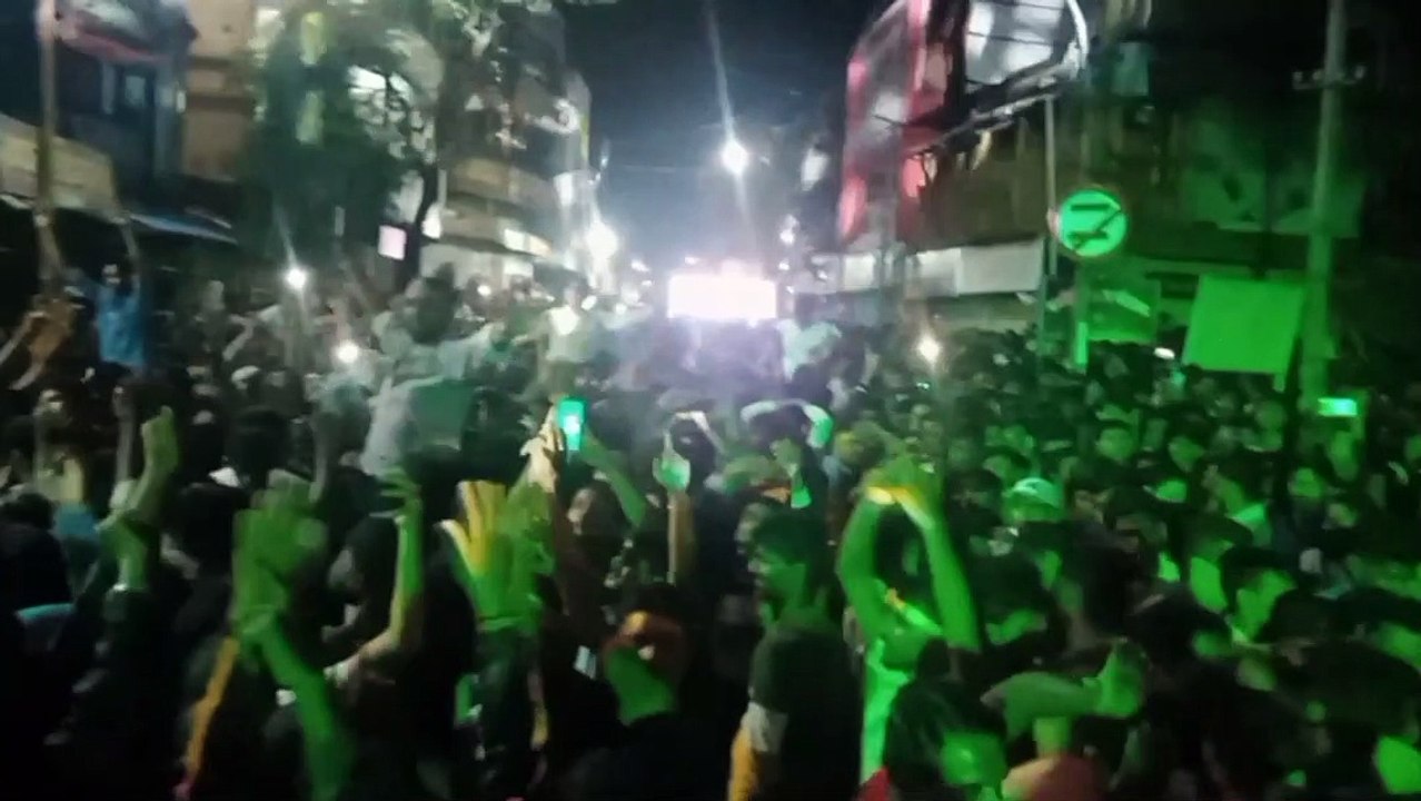 Crowd_Sing_Vande_Matram_Song__