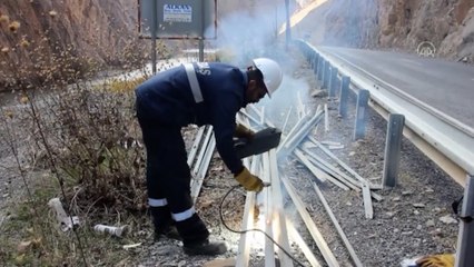 Hakkari'de elektrik arıza ekipleri teleferik sistemiyle malzemeleri derenin karşısına taşıdı