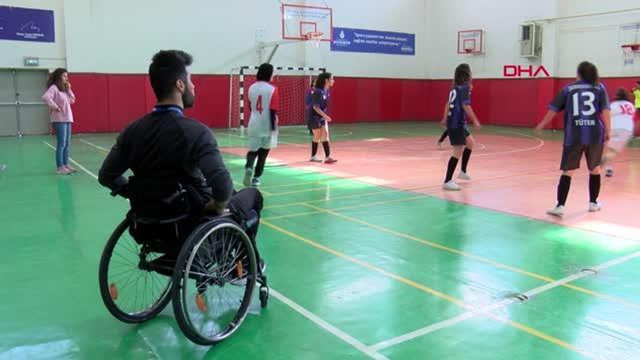 BEDEN EĞİTİMİ ÖĞRETMENİ ENGELLERİ ÖĞRENCİLERİYLE AŞIYOR