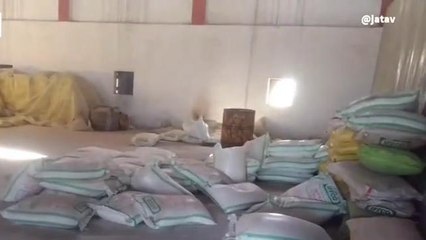 आगर मालवा: नायब तहसीलदार ने प्राथमिक कृषि सहकारी संस्था का निरीक्षण कर खाद वितरण व्यवस्था देखी