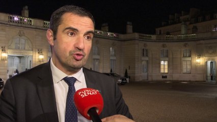 Emmanuel Macron face au maire : "Les devis qui arrivent sont supérieurs de 50% à nos estimations"