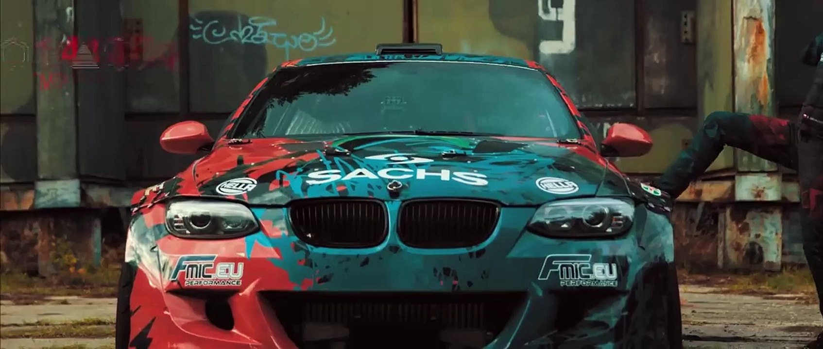 رجل بلا أذرع يقود BMW بسرعة 144 ميل ليسجل رقم قياسي في موسوعة غينيس