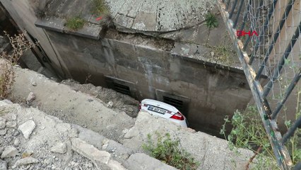 Otomobil cami ile istinat duvarı arasına düştü: 3 yaralı