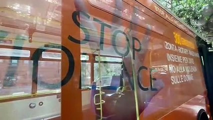 Debutta a Palermo il Bus in livrea, per dire No alla violenza nei confronti delle donne