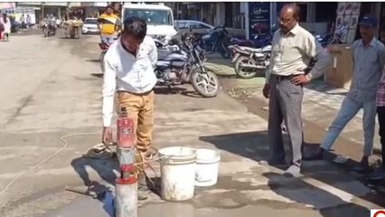 धार : आदर्श सड़क की शिकायत के बाद पहुंचा जांच दल,एक दर्जन स्थानों से लिया सैंपल