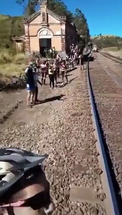 Il veut prendre un selfie au passage d'un train et se fait percuter le bras
