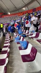 Los hinchas japoneses limpiaron la basura de las gradas del estadio