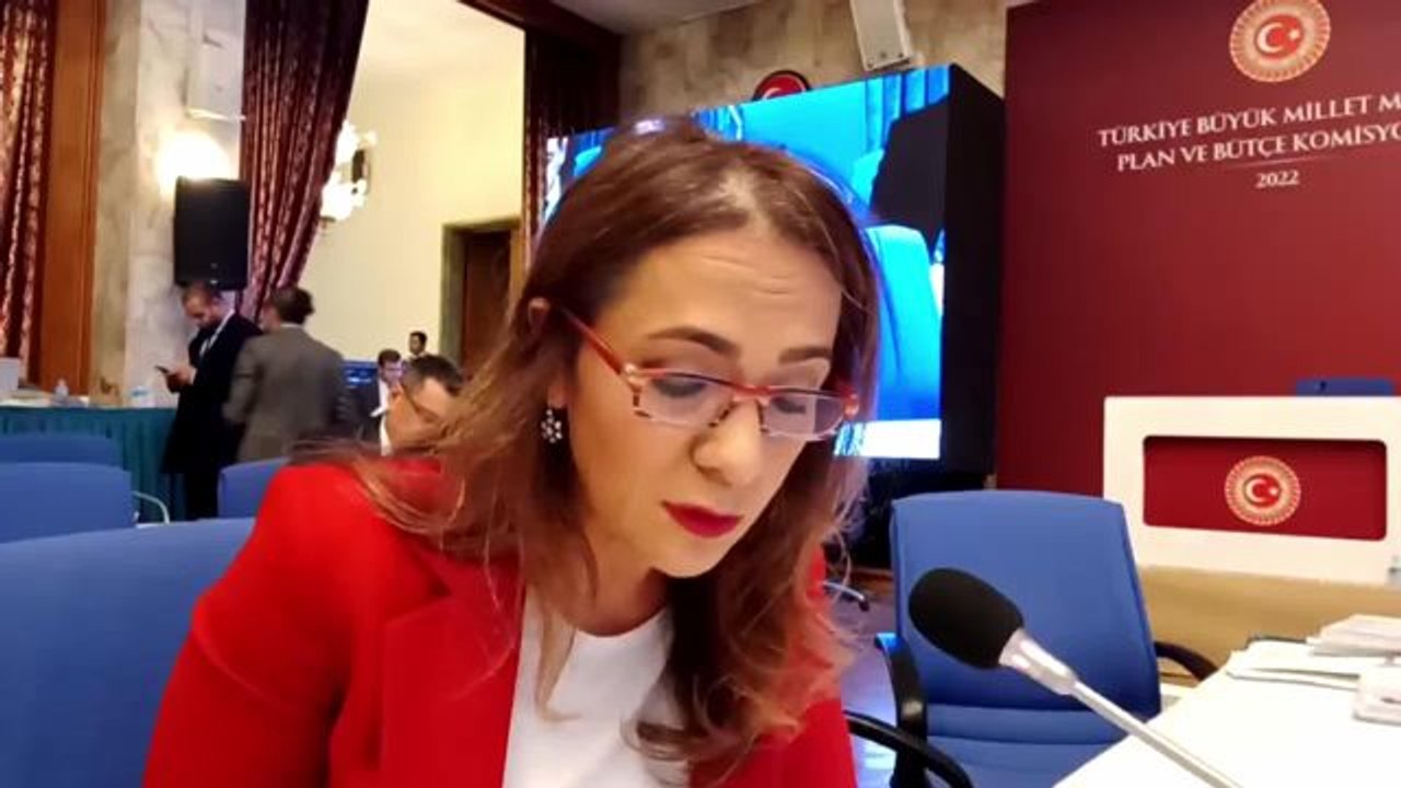 Gamze Akkuş İlgezdi'den Bakan Koca'ya: "İktidarınız Sınıfta Kaldı Ama Siz Hala Kopya Çekerek Geçmenin Peşindesiniz"