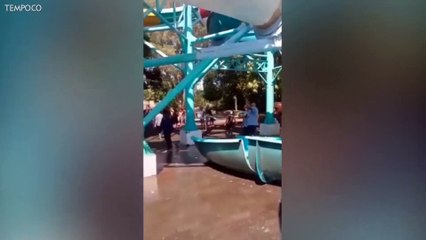 Wahana Seluncur Air Ambrol, Belasan Pengunjung Terjatuh