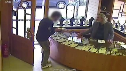 ZONGULDAK - Müşteri gibi girdiği kuyumcuya not bırakıp bilezik çalan zanlı yakalandı