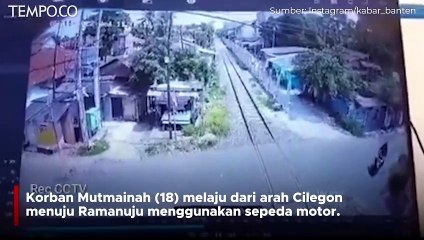 Video herunterladen: Main Terobos Rel Kereta, Pemotor di Cilegon Tewas Ditabrak Kereta Api