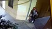Una cámara de un hotel capta el violento robo a una turista en el centro de Málaga