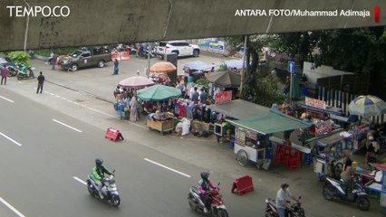 Sebagian Warga Jakarta Masih Takut Lepas Masker di Luar Ruangan
