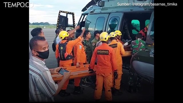 Proses Evakuasi Helikopter Puskesmas yang Jatuh di Mimika Papua, 1 Anak Hilang