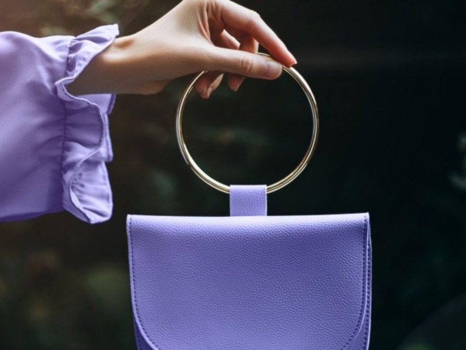 Nicht mehr in der armbeuge: so tragen sie die henkeltasche richtig