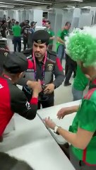 Des supporteurs mexicains essayent de ruser pour rentrer de l'alcool dans un stade au Qatar