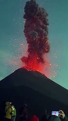 Des randonneurs trop près d'une éruption du Volcán de Fuego