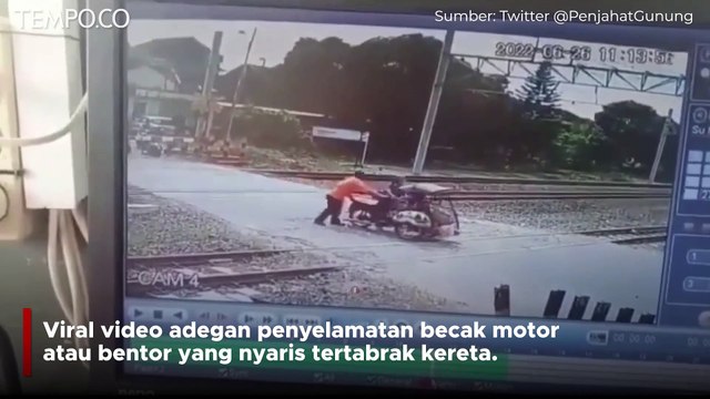 Detik-detik Bentor Berisi 2 Penumpang Nyaris Dihantam Kereta