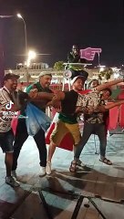 جماهير المكسيك تتفاعل بطريقة طريفة مع متطوع في تنظيم المونديال