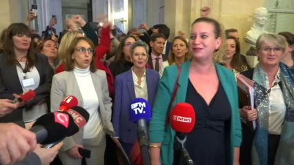 Скачать видео: Après le vote pour la constitutionnalisation du droit à l'IVG, des élues de la Nupes chantent l'hymne du Mouvement de Libération des Femmes