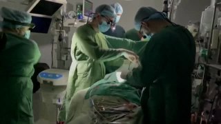 Médicos ucranianos operan sin luz a corazón abierto a un niño