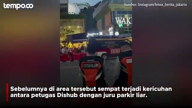 Beberapa Kali Ricuh, Catwalk Citayam Fashion Week Diblokade Pakai Mobil Polisi
